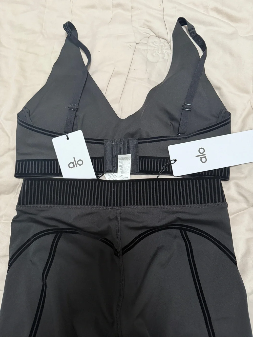 NWT Alo Yoga Black Activewear Set - V-Neck Sports Bra & Leggings